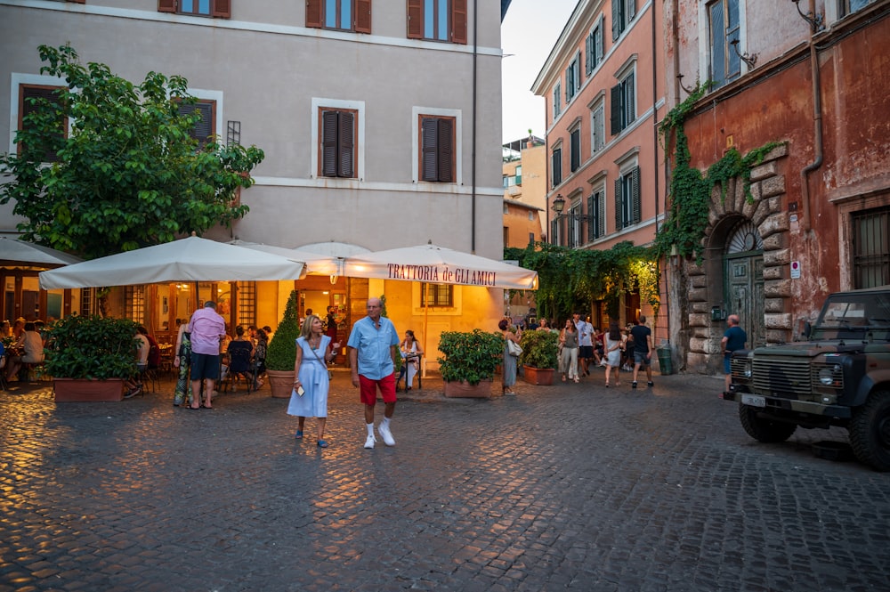 persone che camminano su una strada