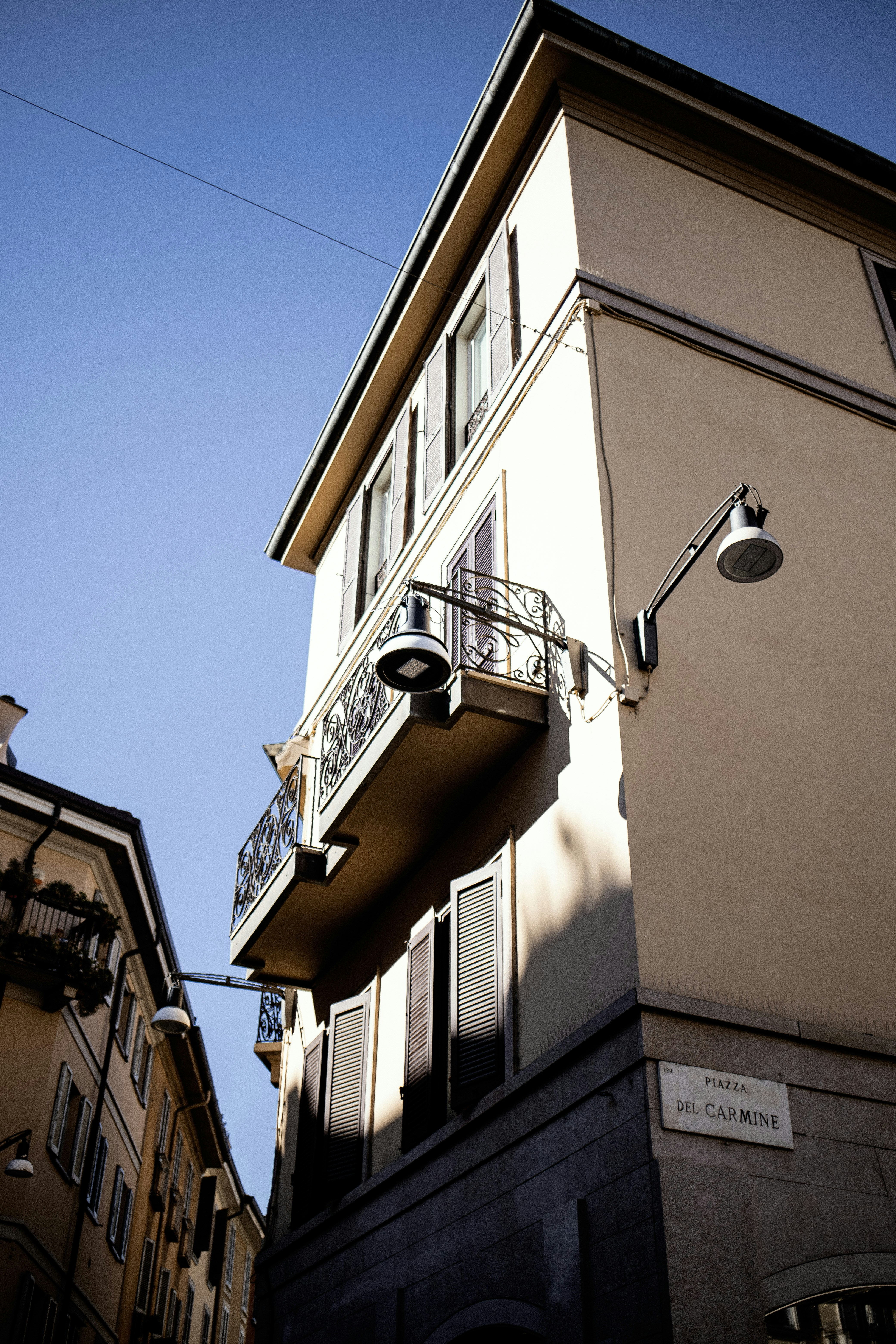 une grande tour avec une horloge sur le côté d’un bâtiment