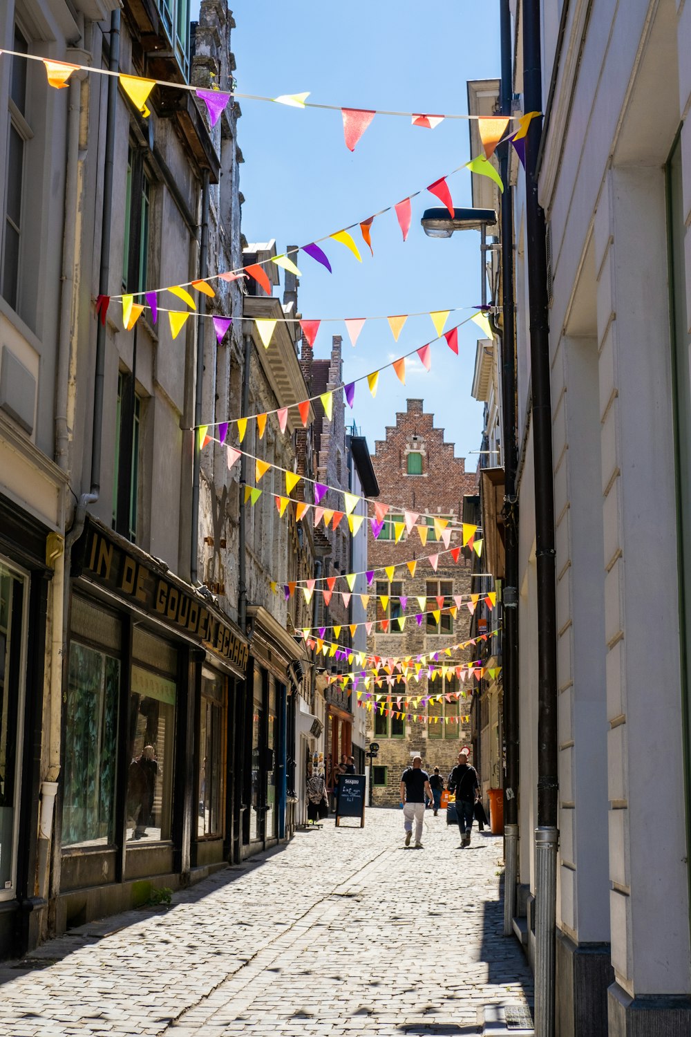 Una strada con edifici e bandiere