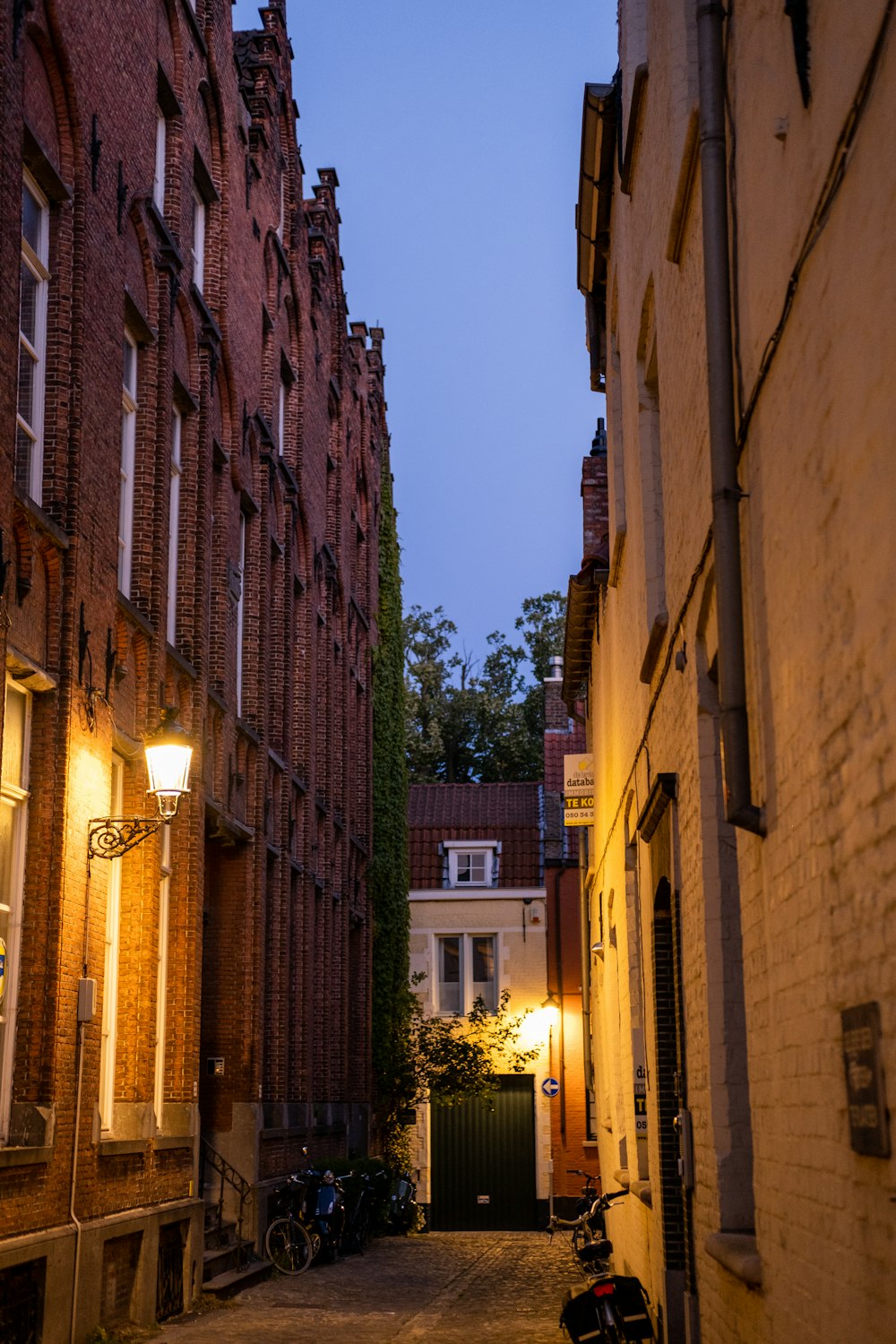 eine Straße mit Gebäuden auf beiden Seiten