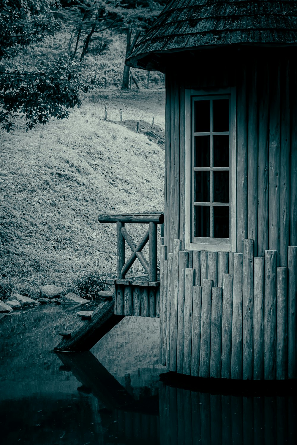 ein Holzhaus mit einer kleinen Brücke