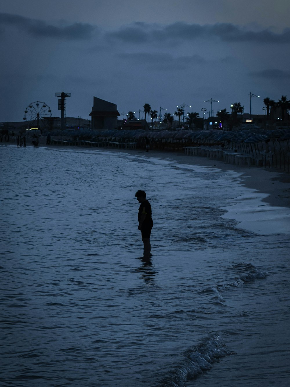 una persona in piedi nell'acqua