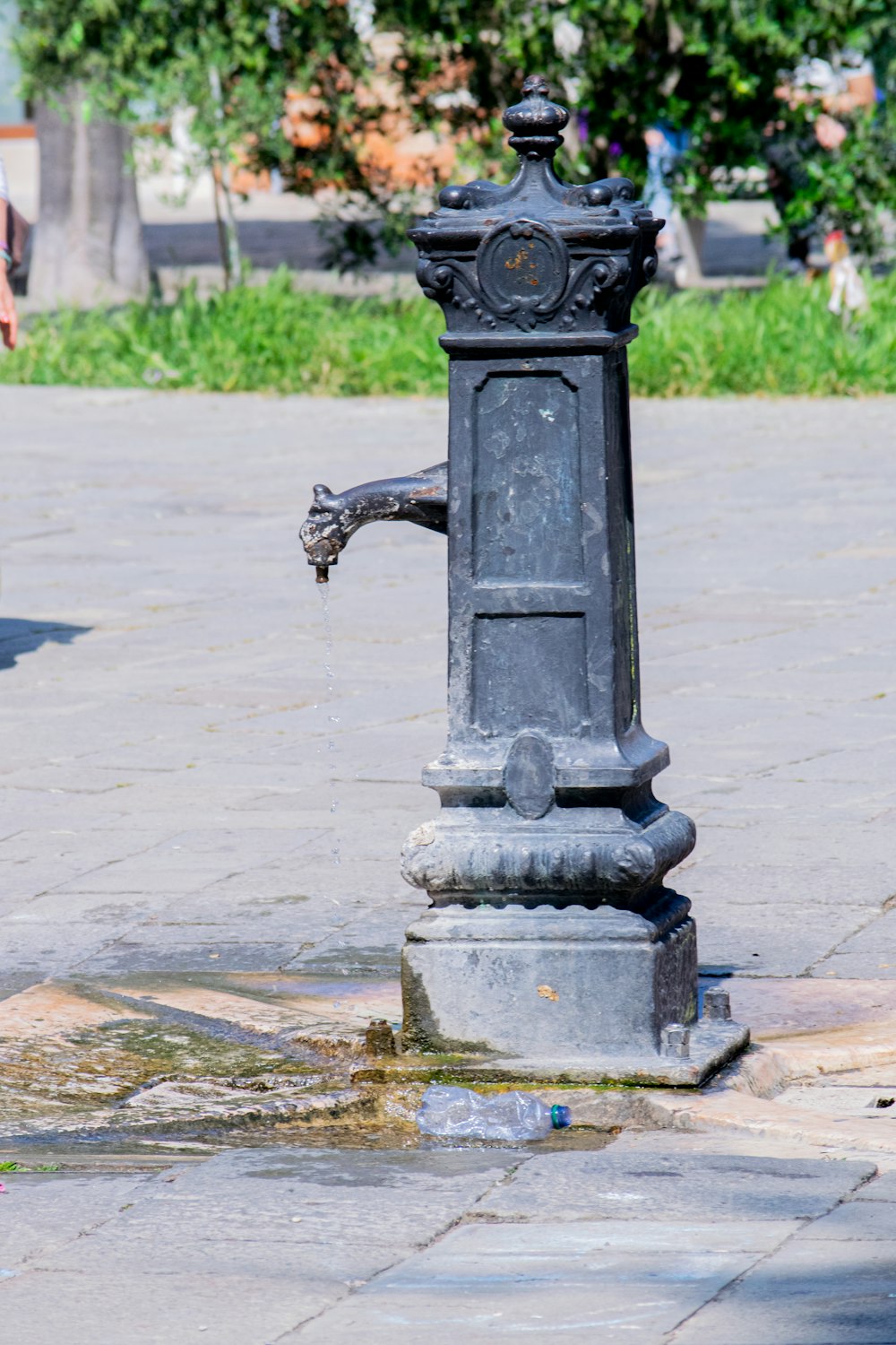 una estatua negra y plateada