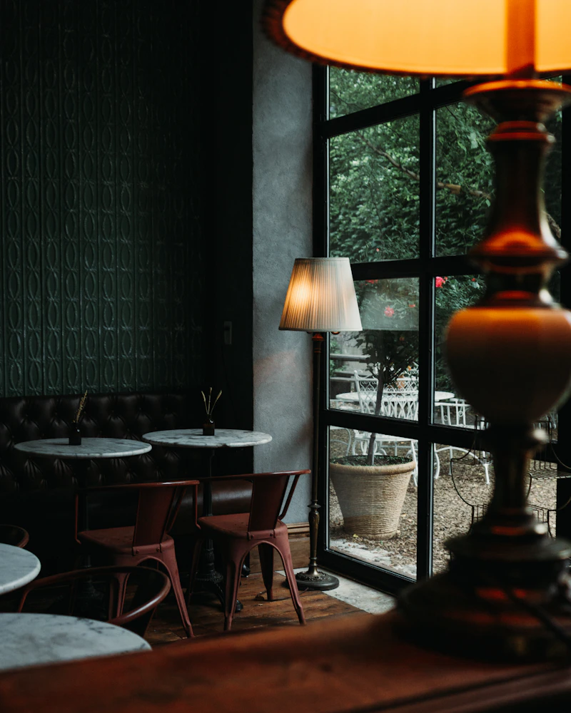 Sala di un ristorante con tavolini e lampada calda