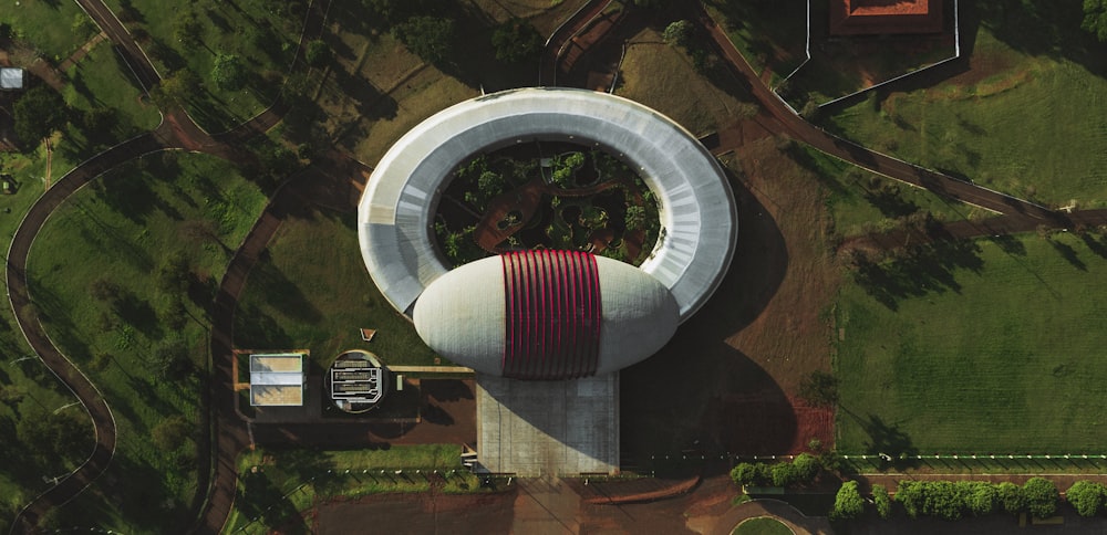 um grande edifício com uma grande torre circular no meio