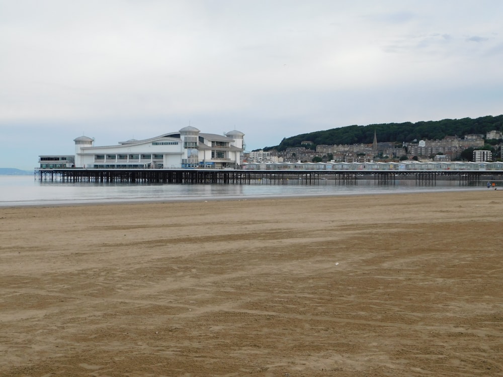 une plage avec une jetée et des bâtiments en arrière-plan