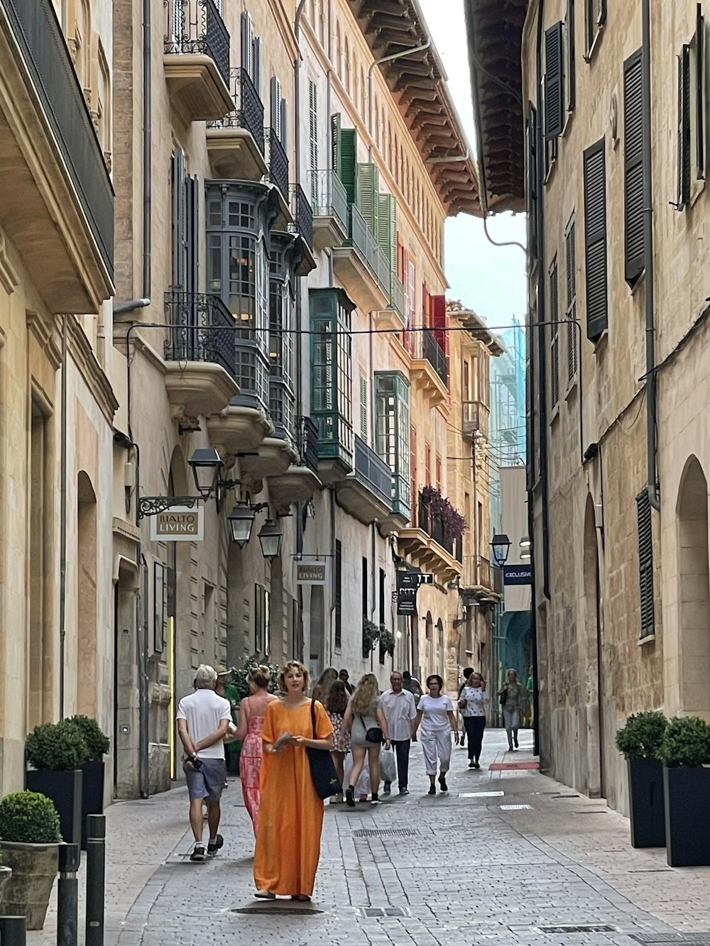 personnes marchant dans une rue de la ville
