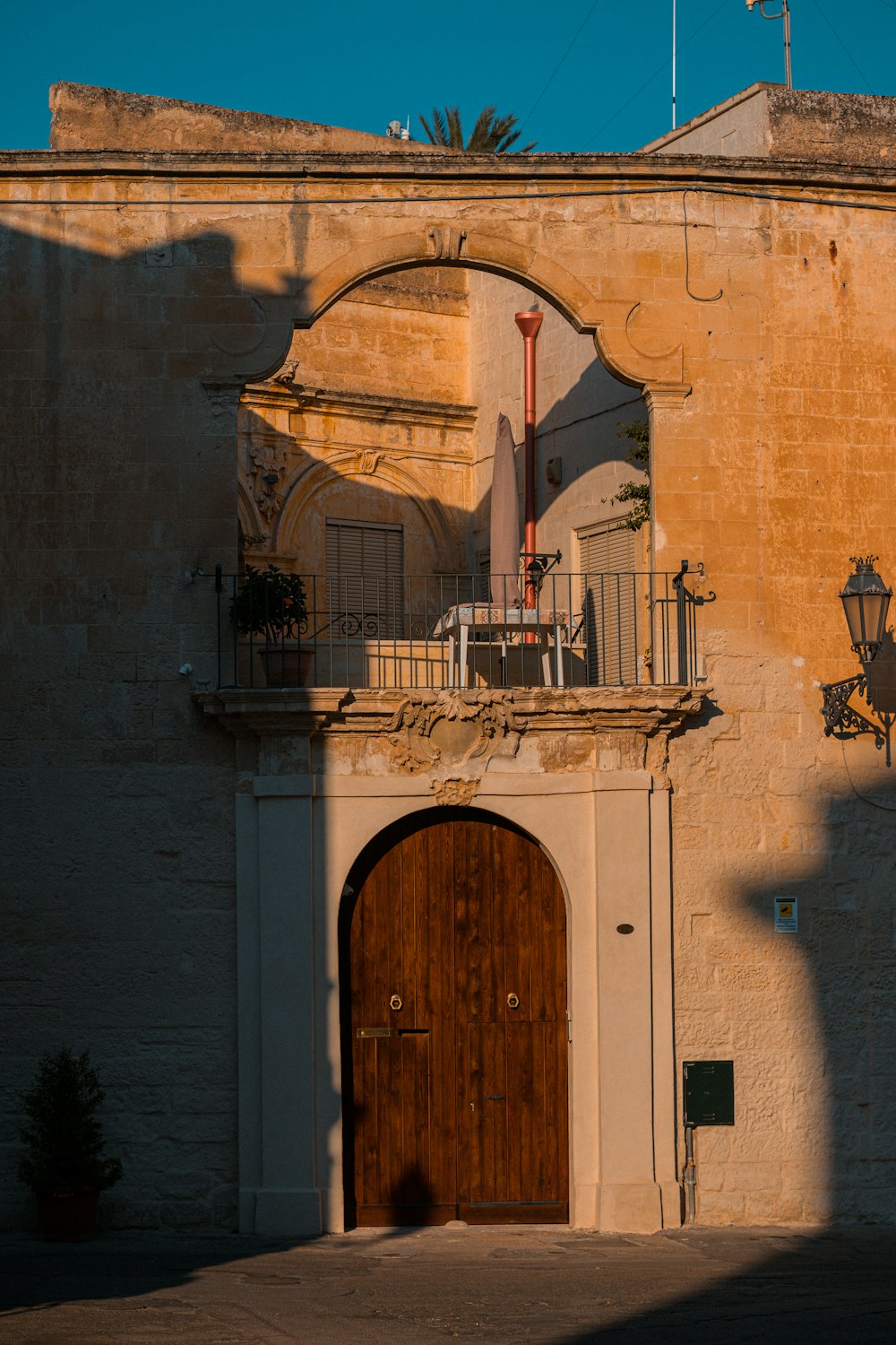 um edifício com uma grande porta arqueada