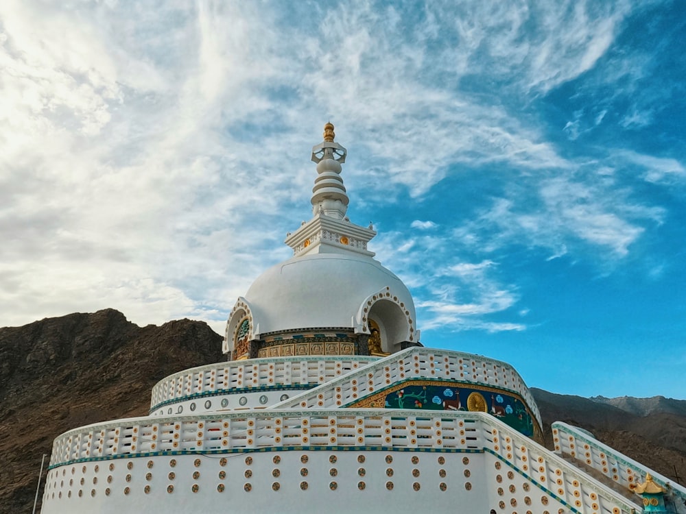 Shanti Stupa com um telhado abobadado