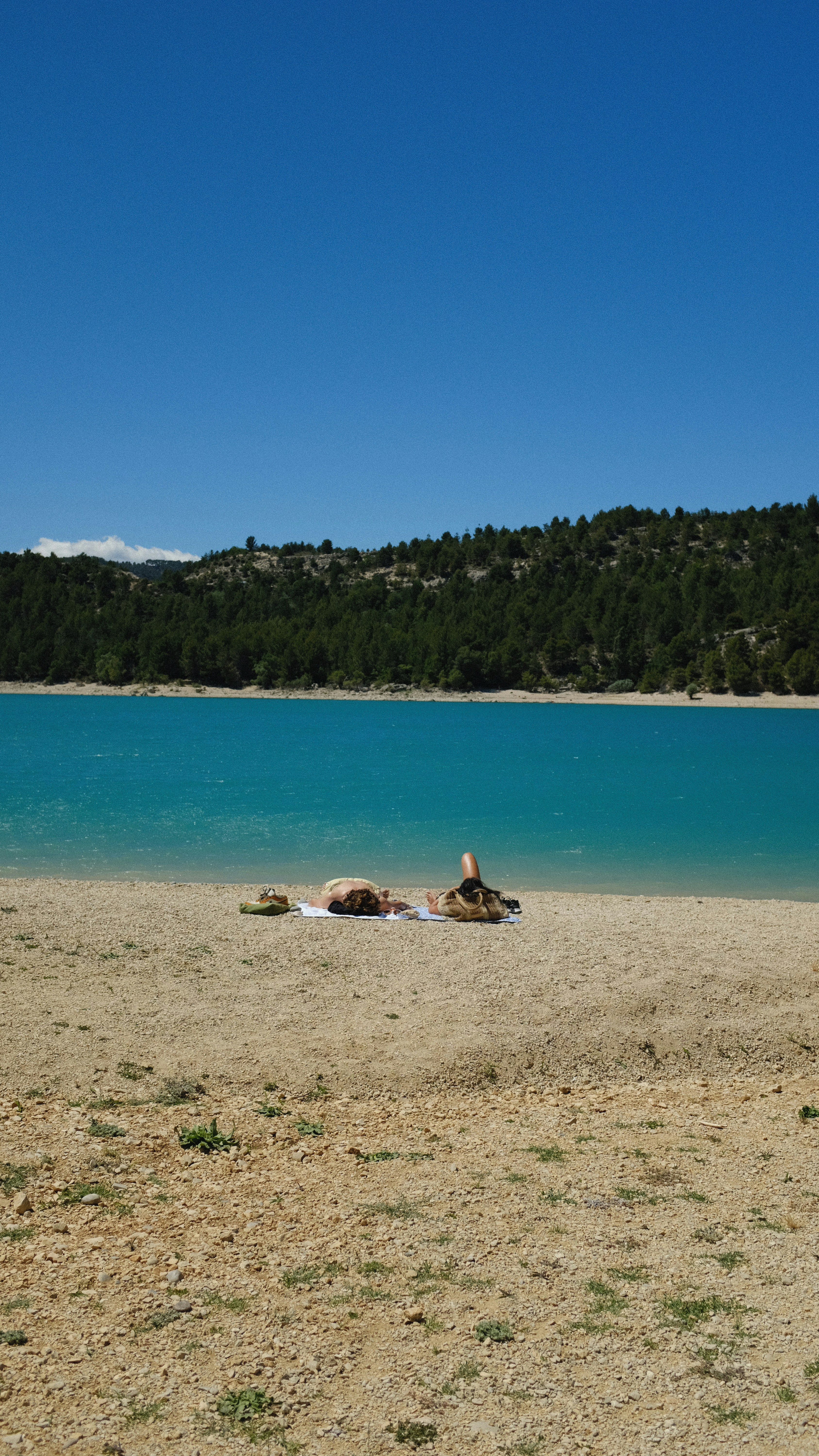 물가에 해변에 누워있는 두 사람