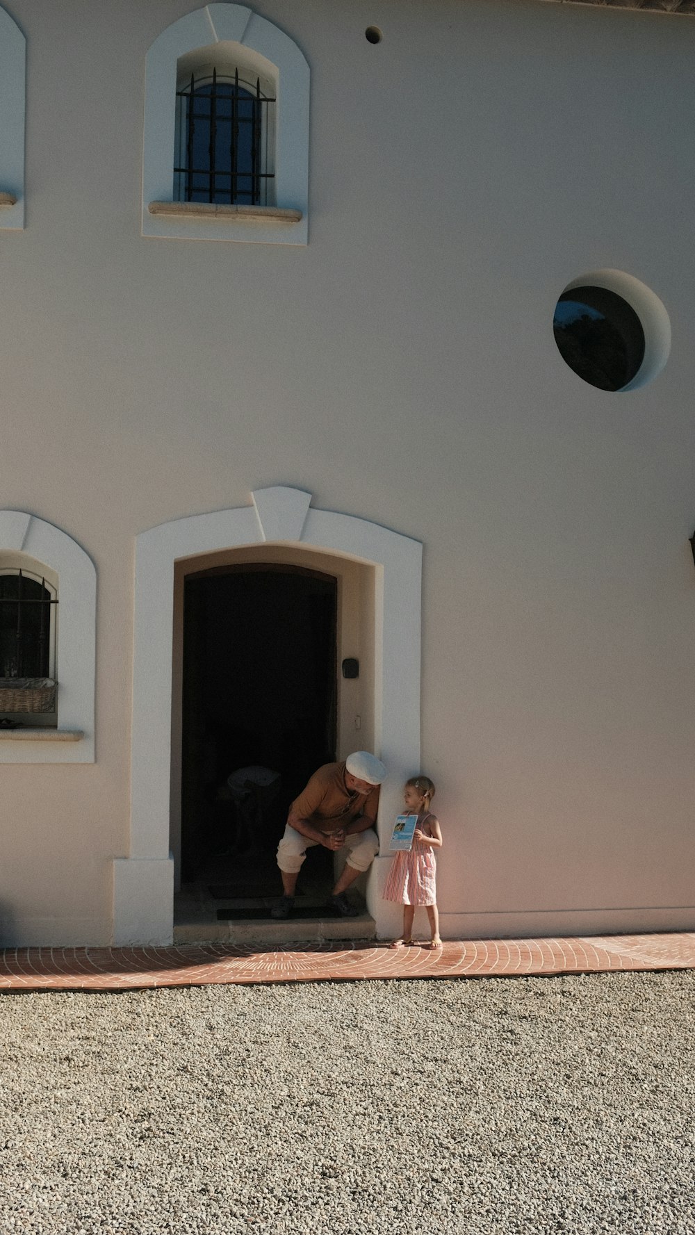 Una persona y un niño parados en una puerta