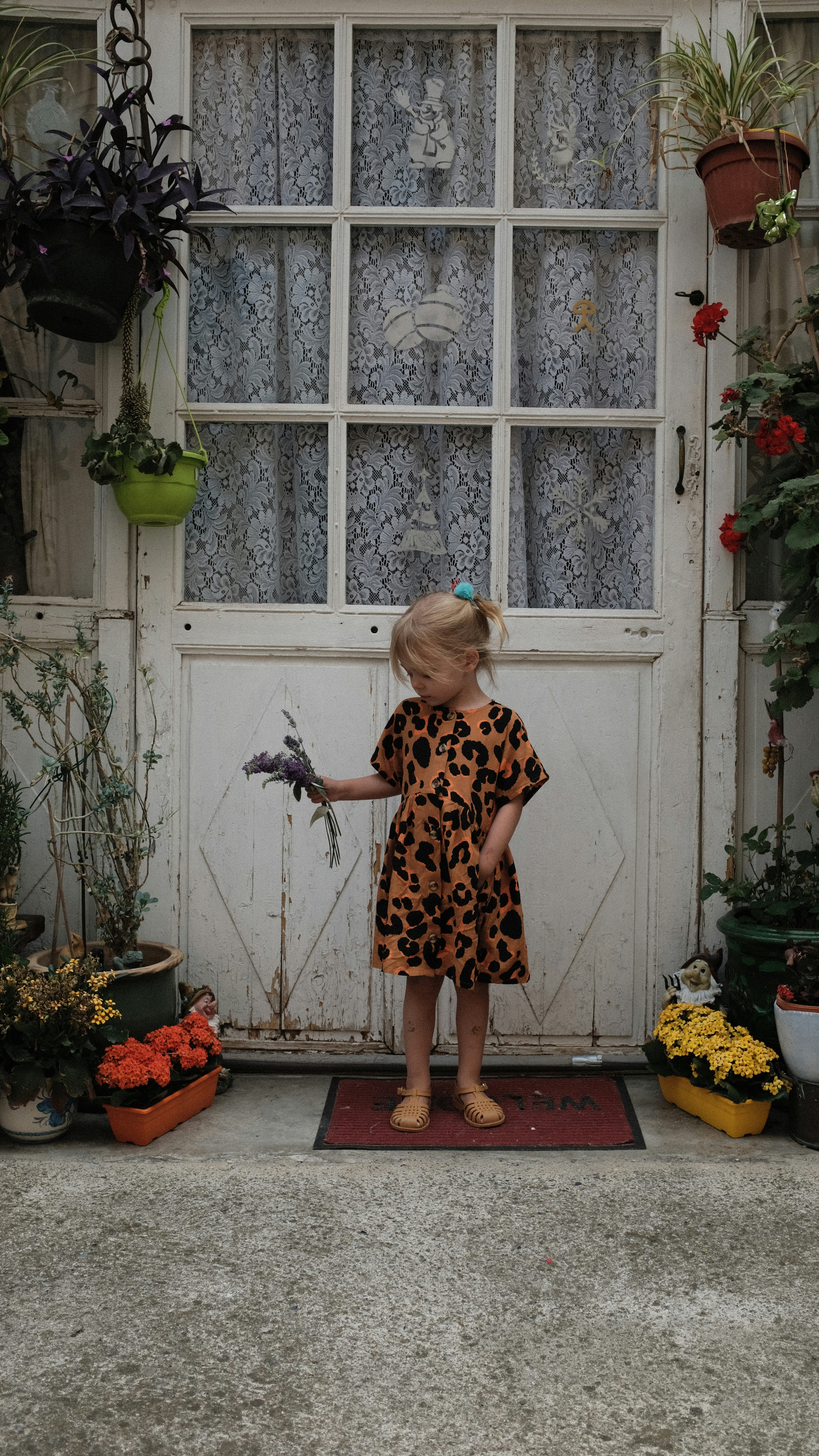 창문 앞에 서 있는 어린 소녀