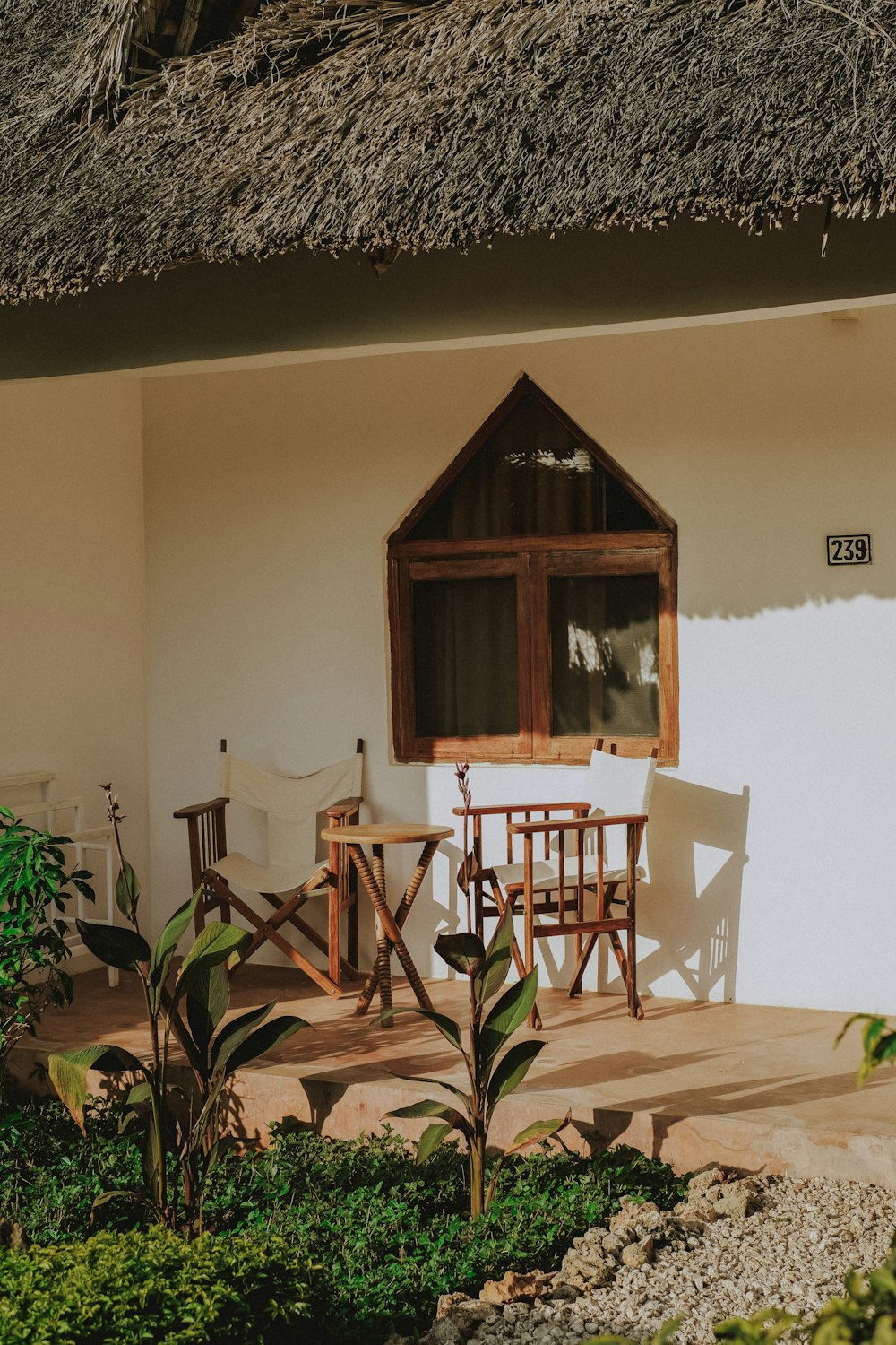 une petite maison avec un petit patio