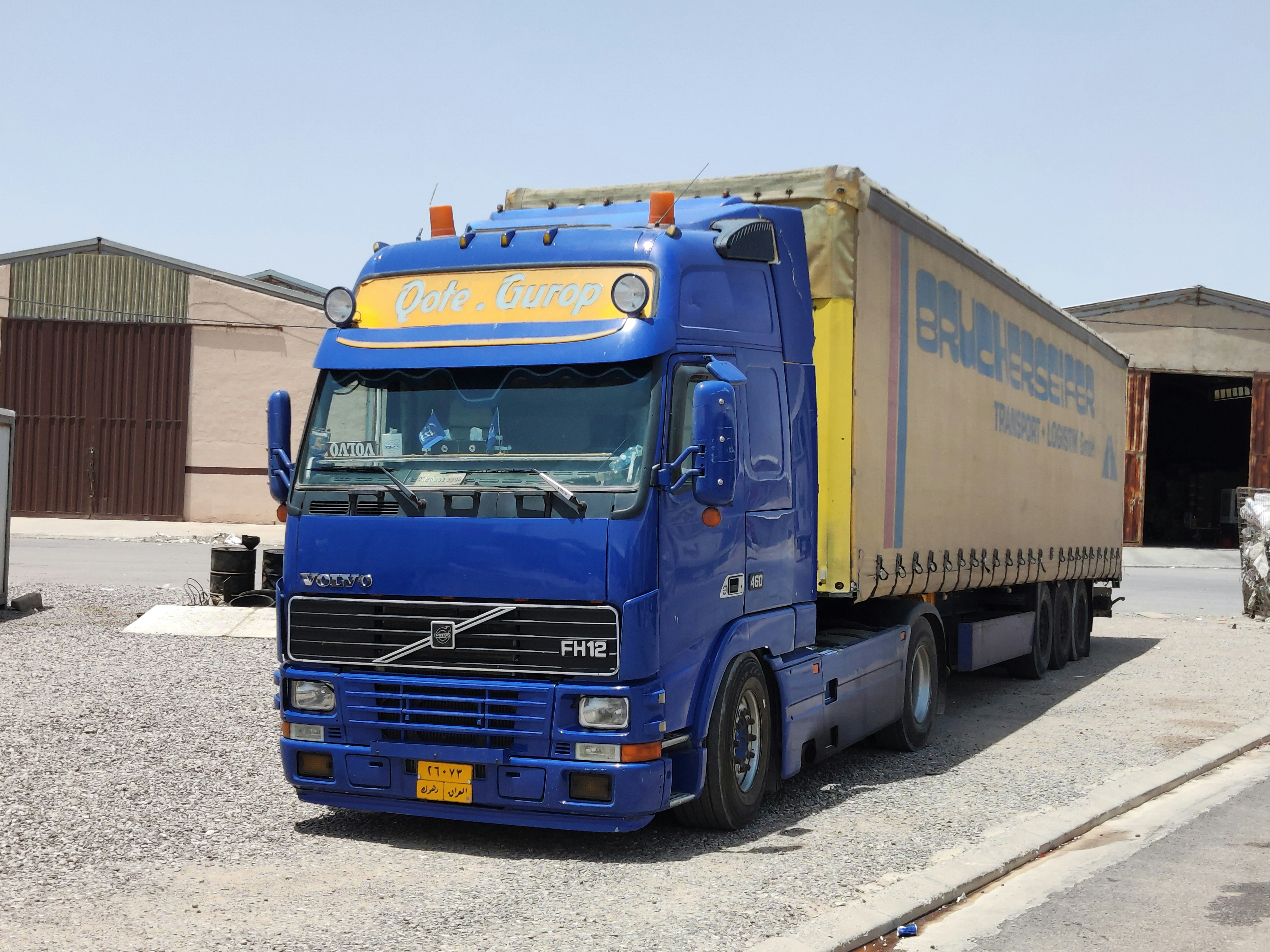 Moderner Volvo FH LKW am Logistikterminal, helles Tageslicht