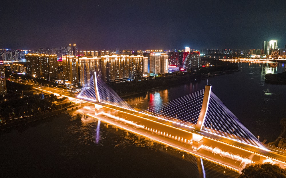 Eine Brücke mit Lichtern bei Nacht