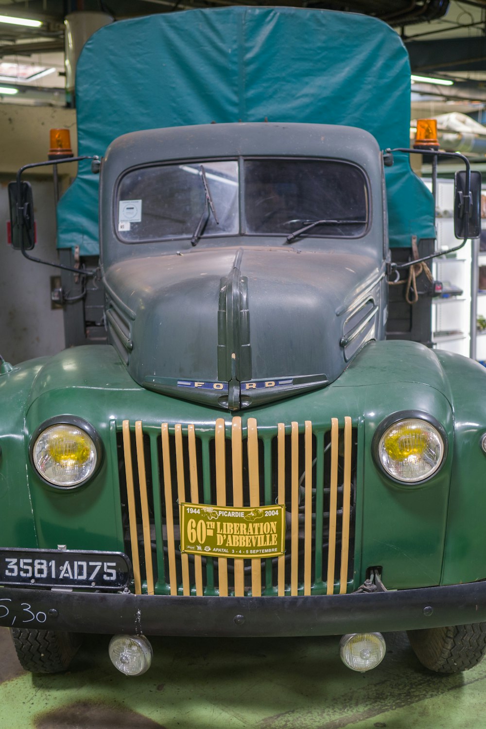 une voiture avec une housse