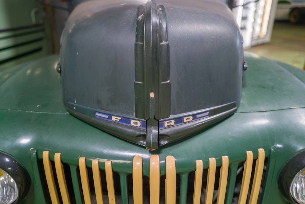 Une voiture noire et jaune