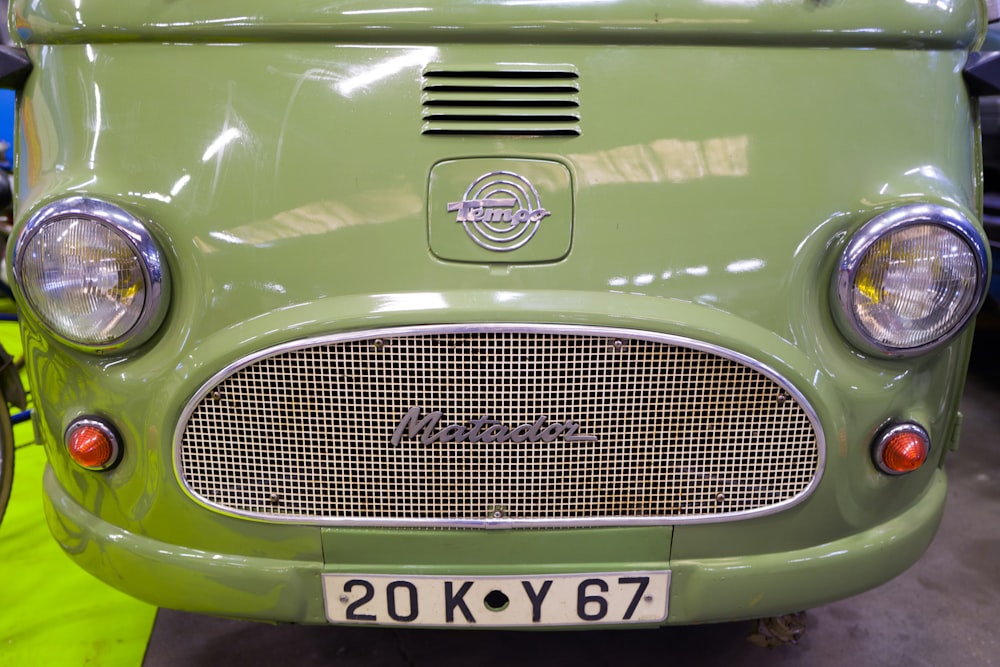 La parte anteriore di un'auto verde