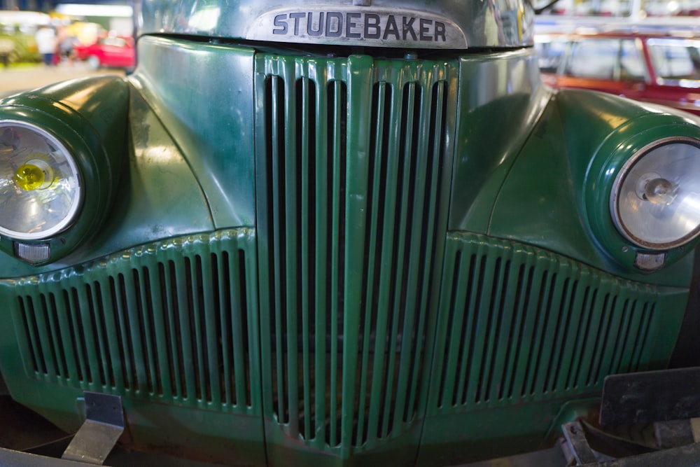 La parte delantera de un coche verde