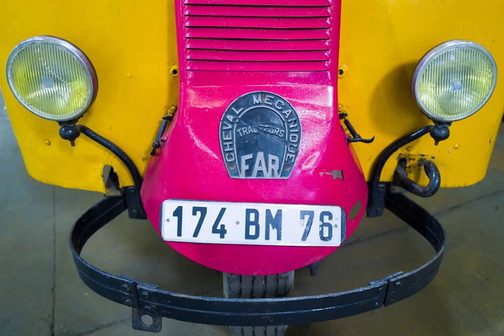 um carro vermelho e branco