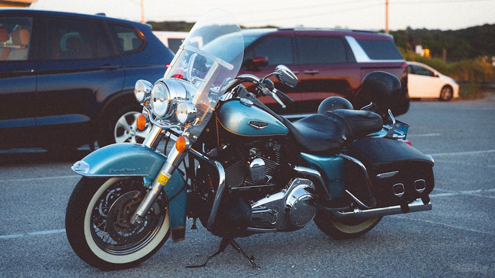 ein Motorrad, das auf einem Parkplatz geparkt ist