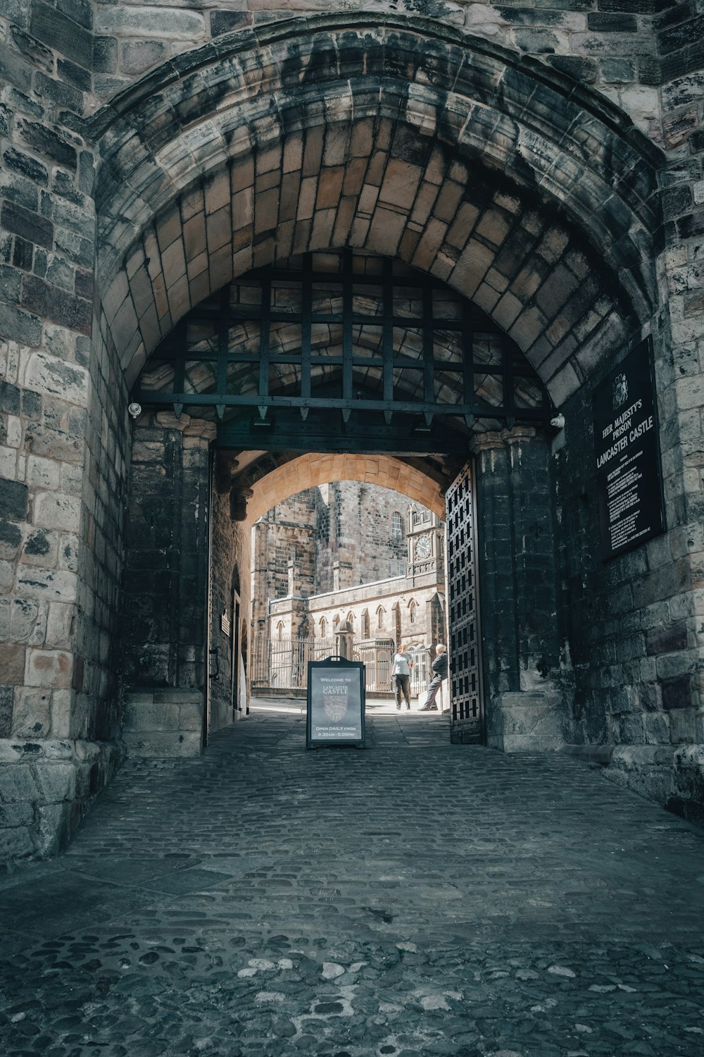 ein Steinweg mit einem Schild darauf