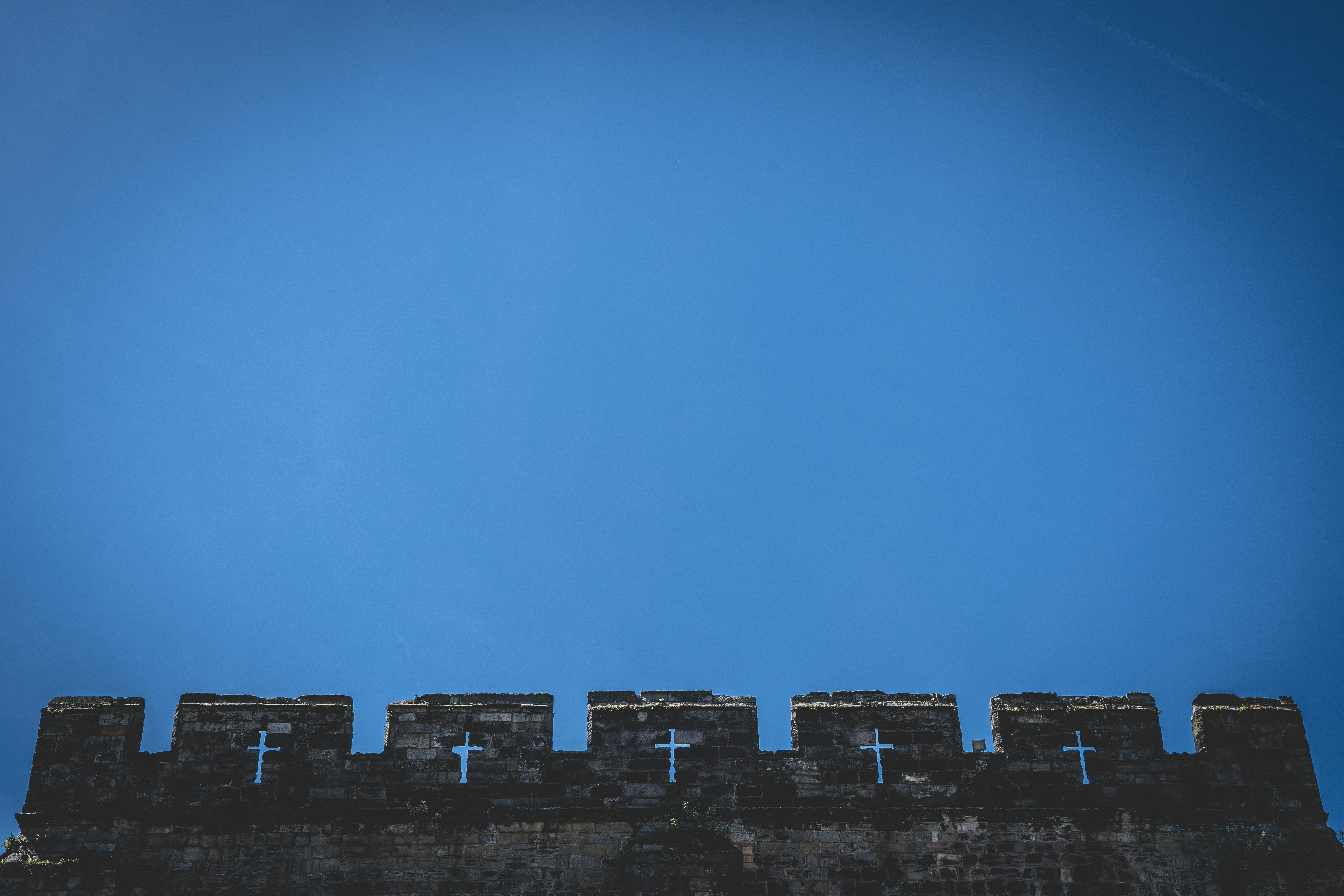 um edifício com céu azul
