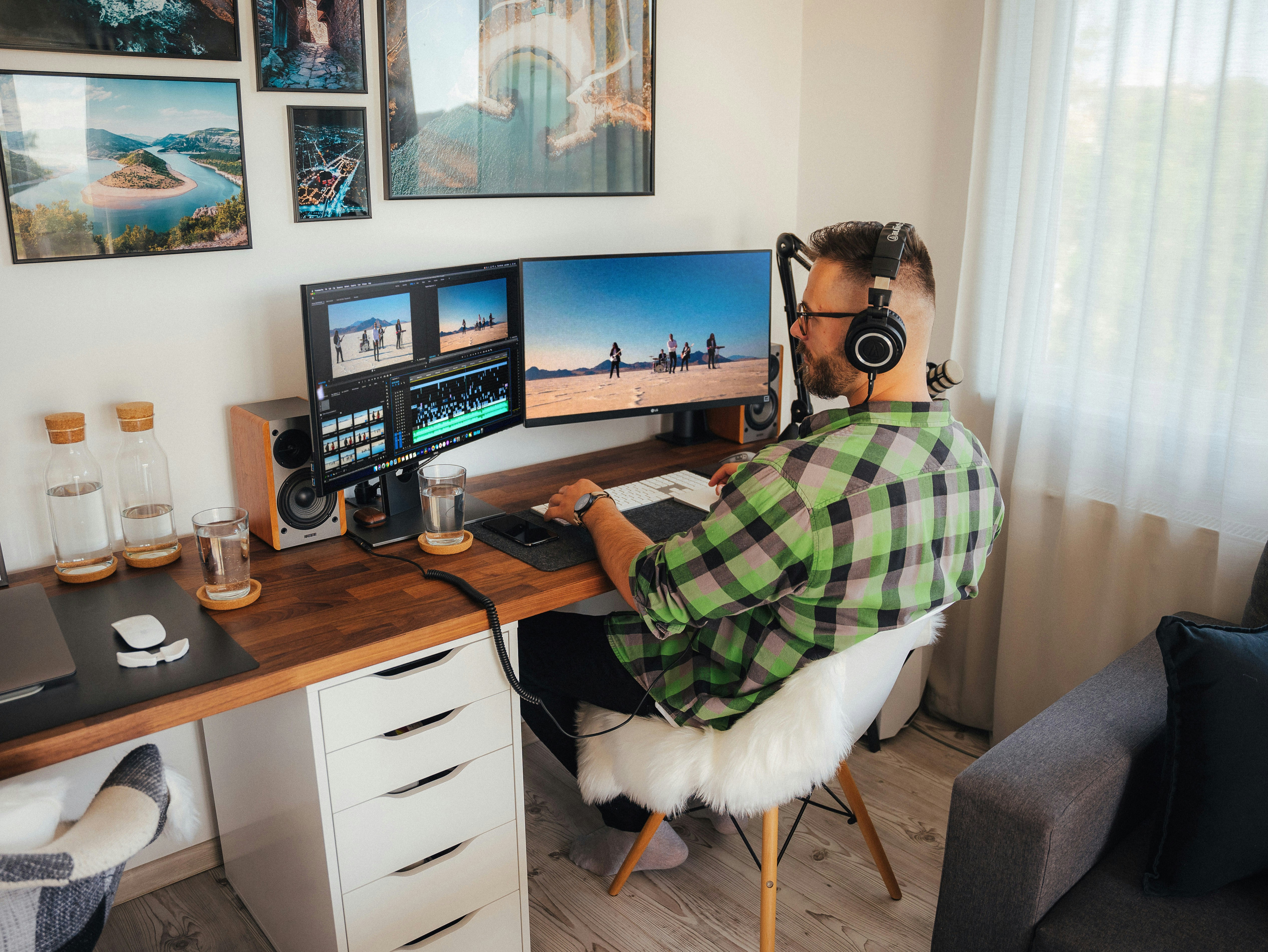 person at desk prepared for virtual tour - how to do a virtual apartment tour