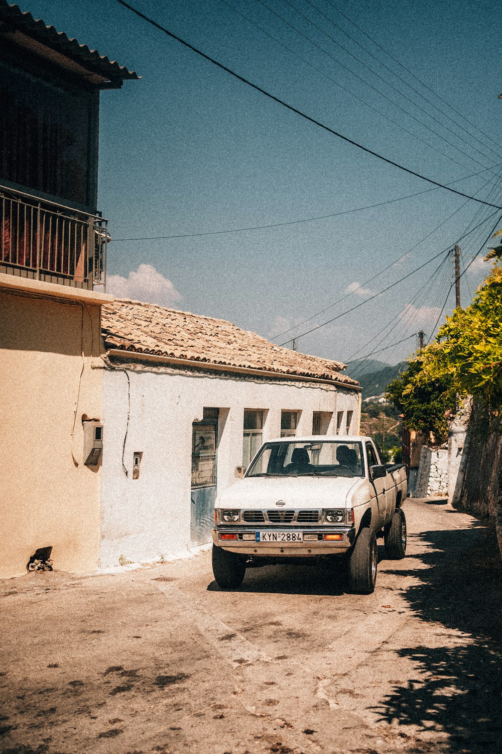 um caminhão estacionado em frente a uma casa