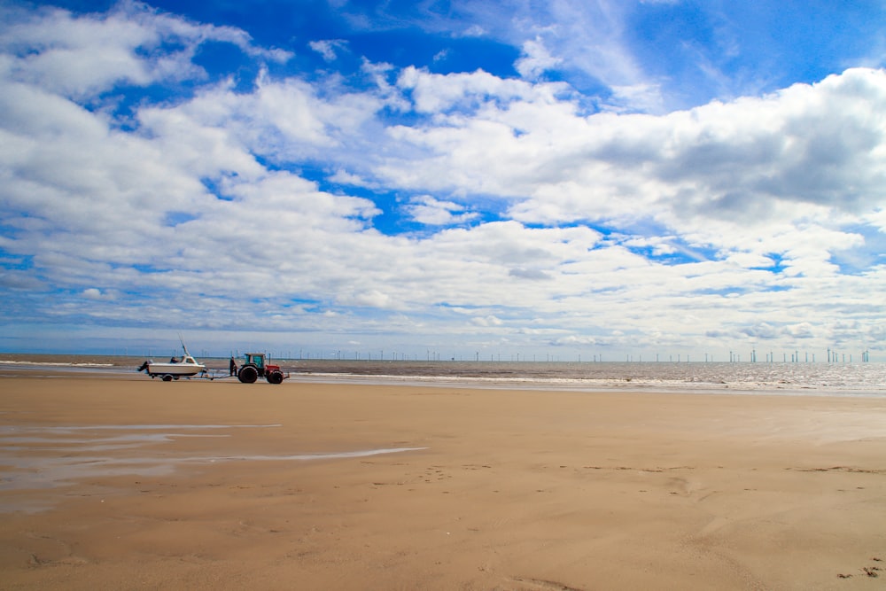 Un tracteur sur une plage