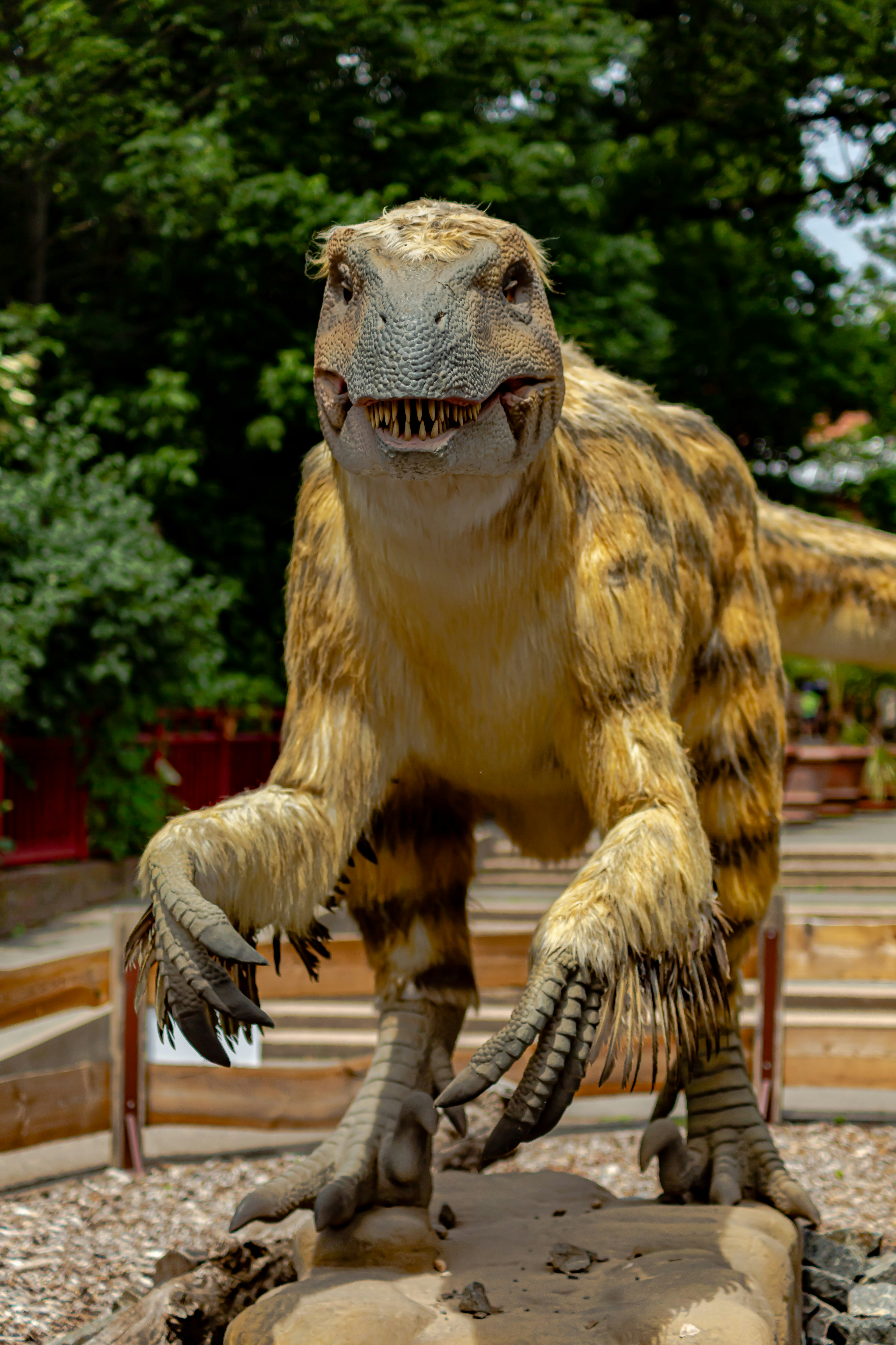 Eine Statue eines Dinosauriers