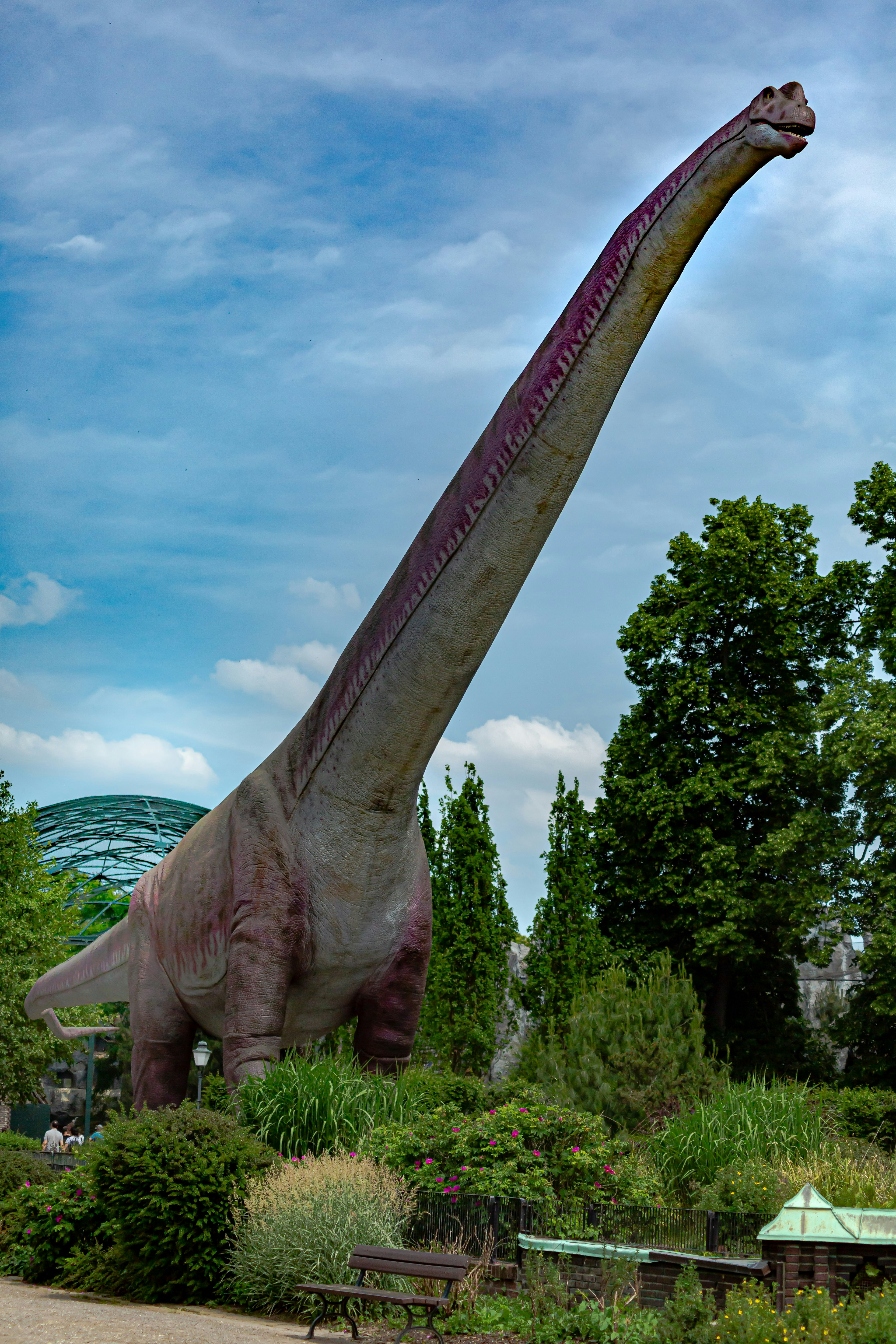eine große Dinosaurierstatue
