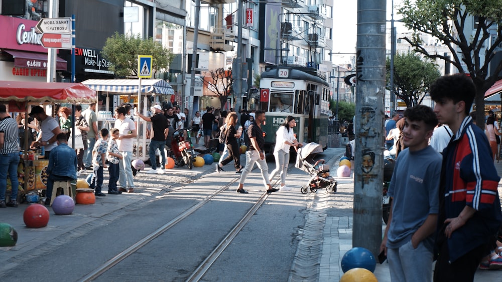 Un grupo de personas caminando por una calle