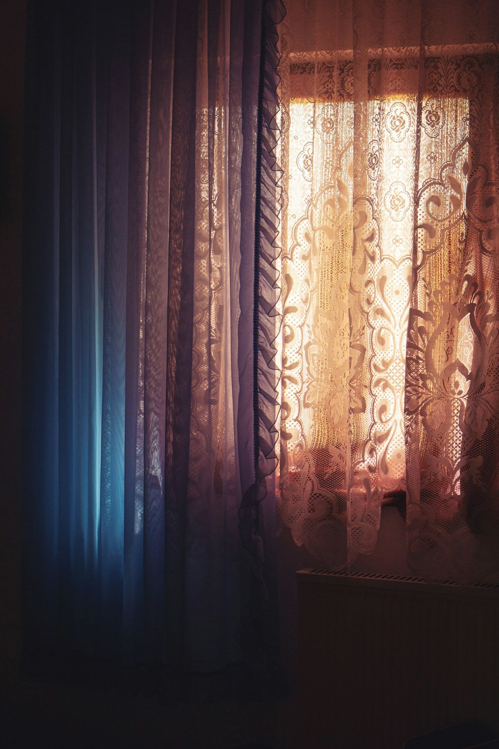 uma cortina com uma luz brilhando através