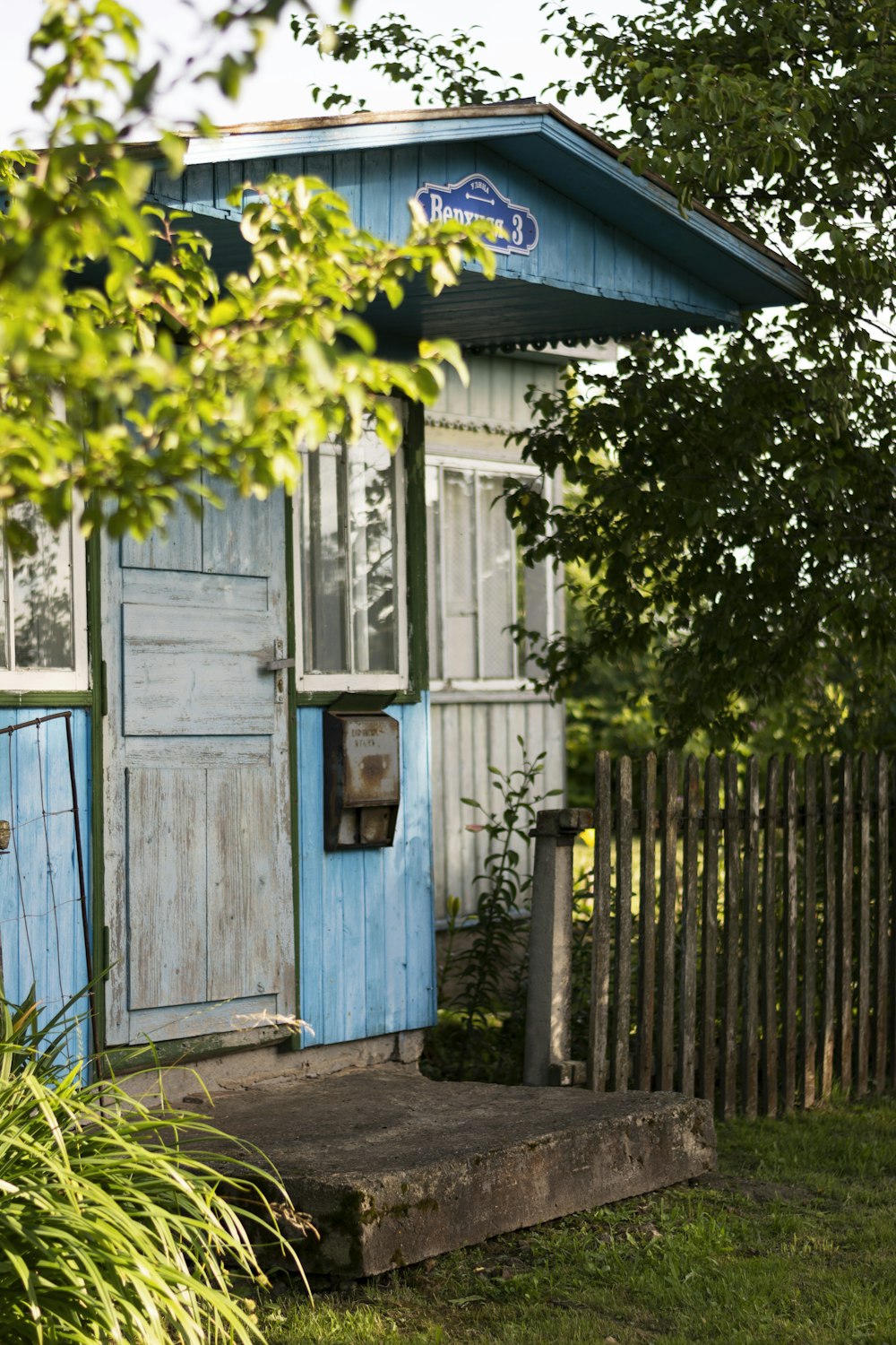 Un pequeño edificio azul y blanco