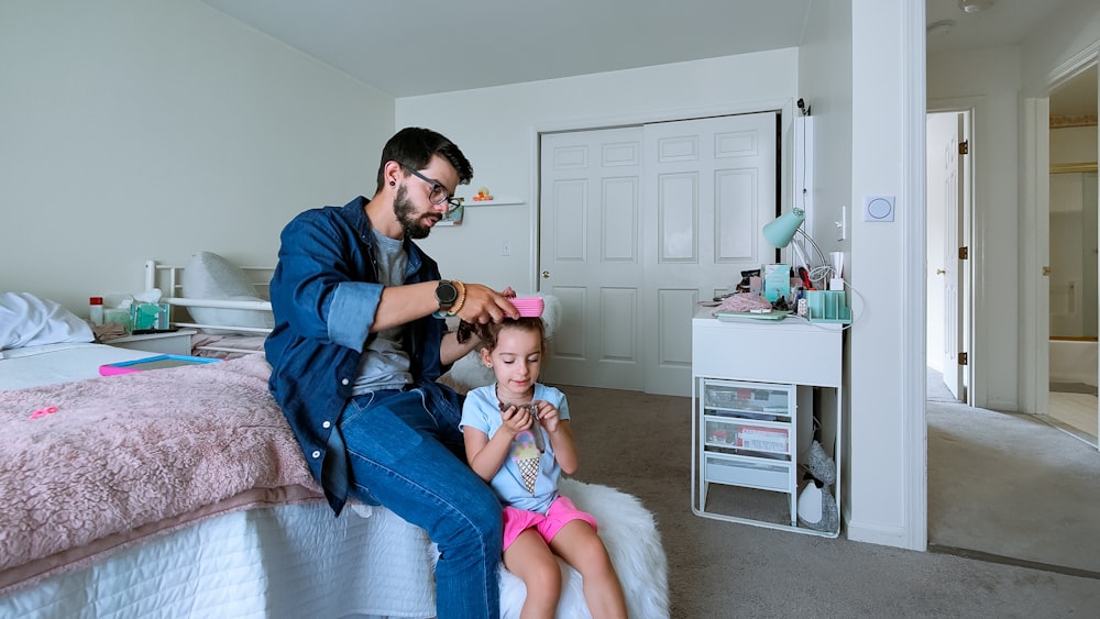 Père en train de coiffer sa fille