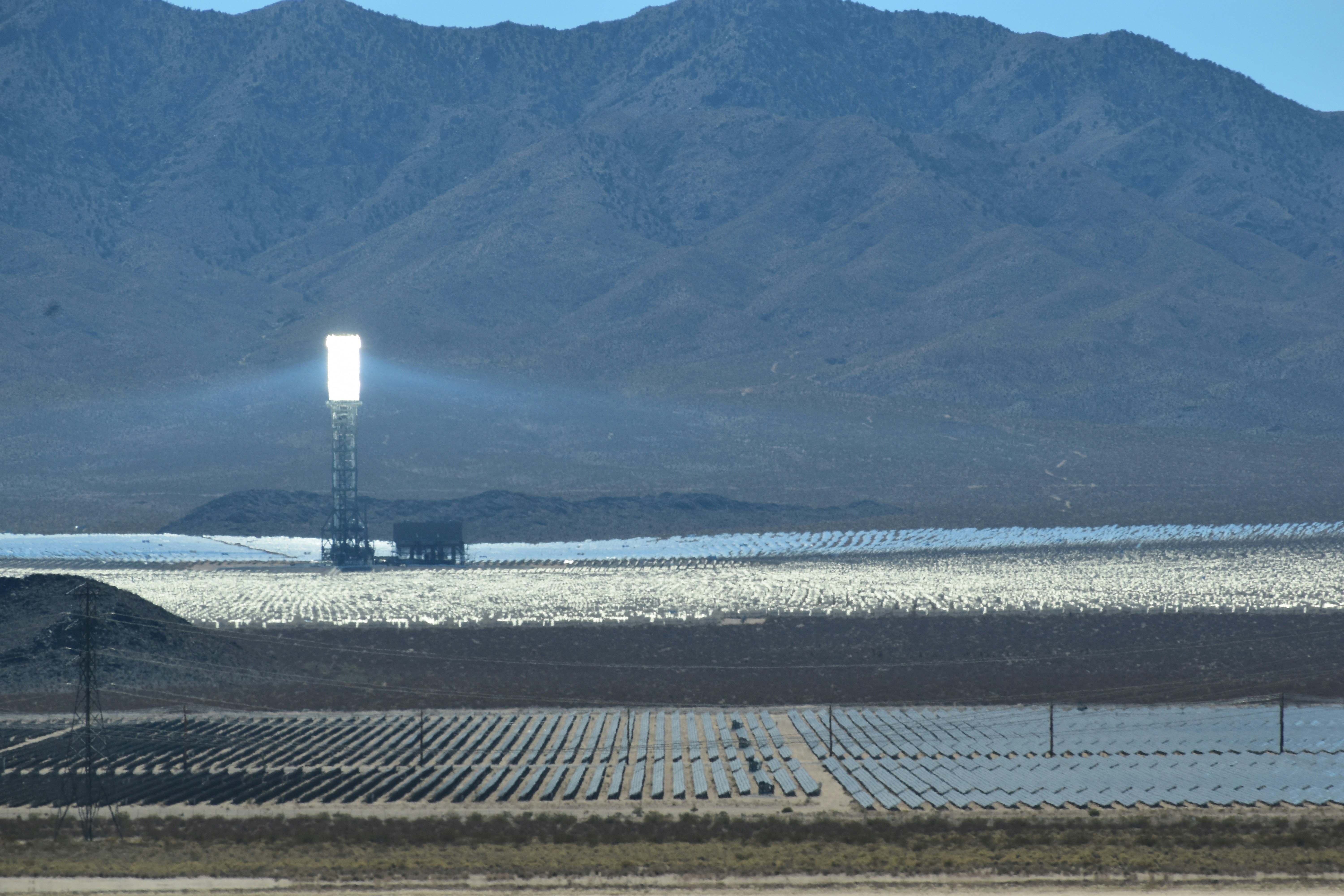 大規模停電で携帯基地局の非常用電源切れを太陽光発電で補う事例は？基地局支援関連画像