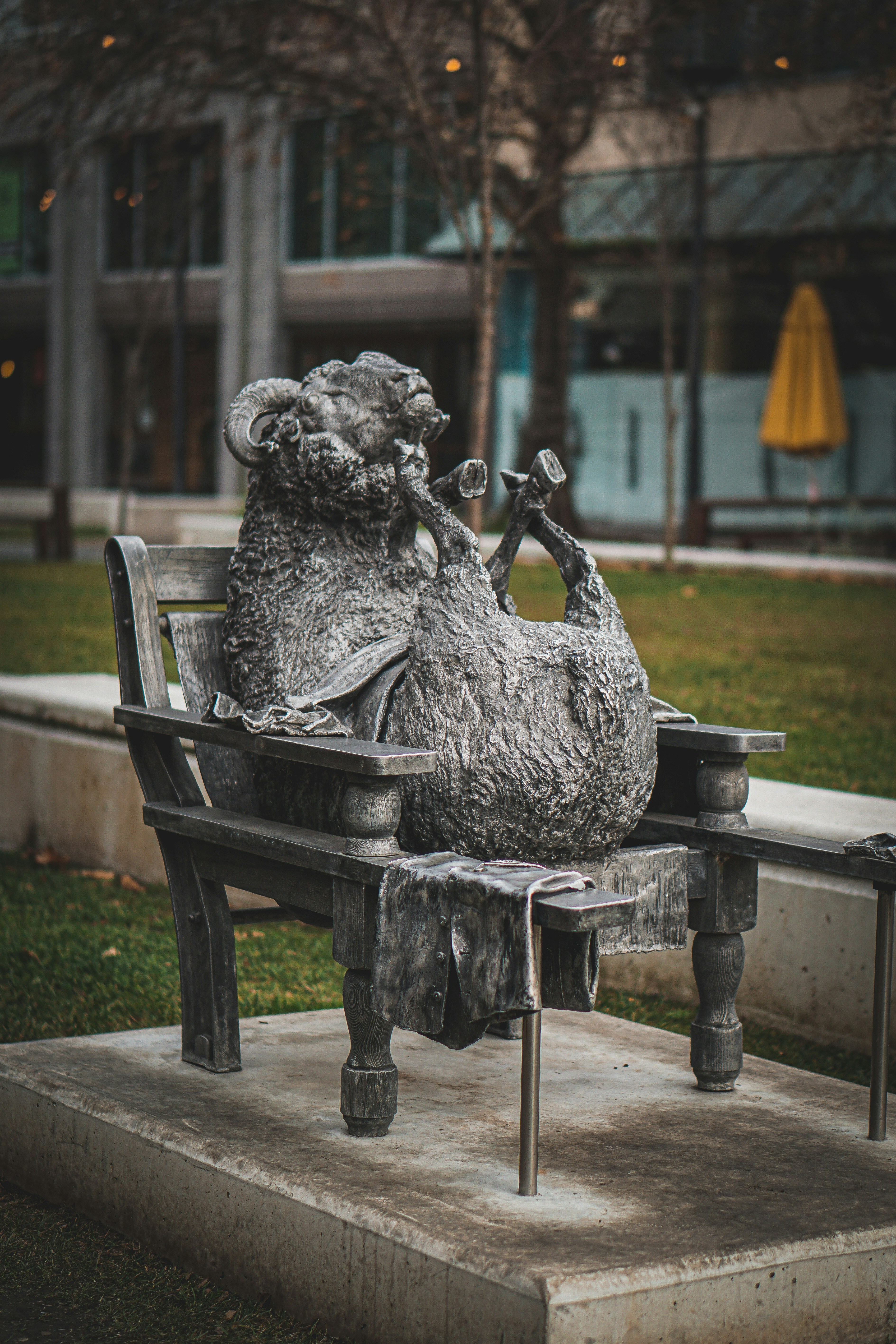 Eine Statue eines Bären, der auf einer Bank sitzt