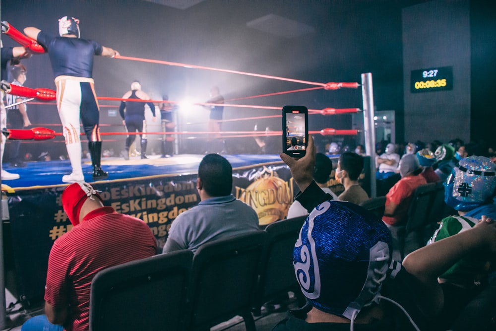 Eine Gruppe von Menschen in einem Wrestling-Ring
