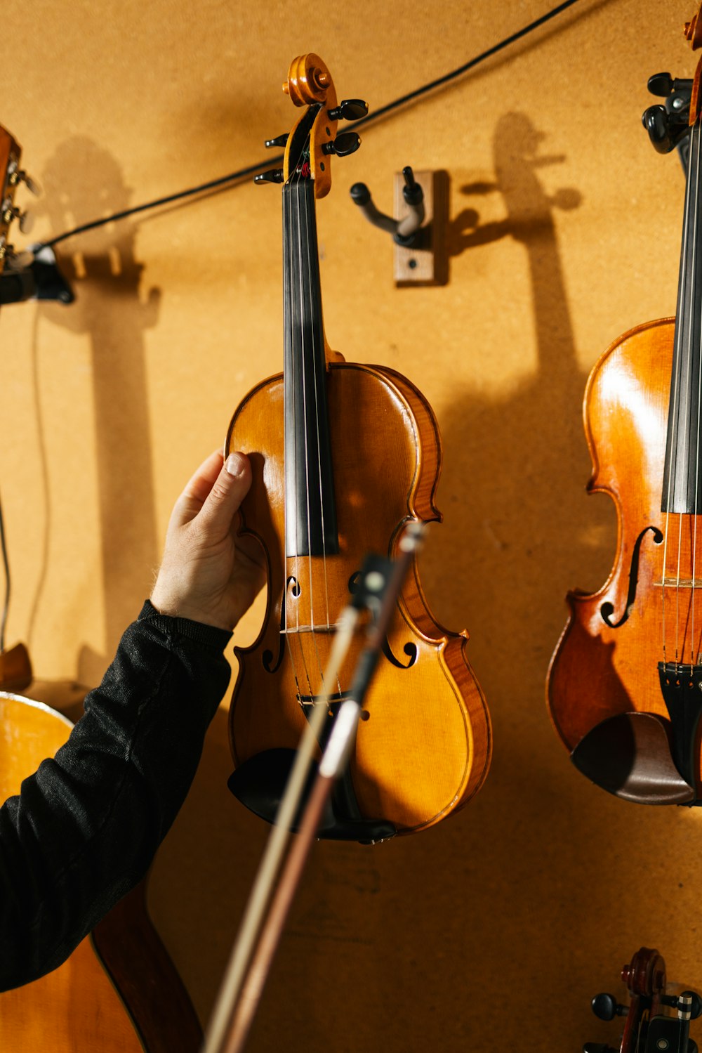 a hand holding a violin