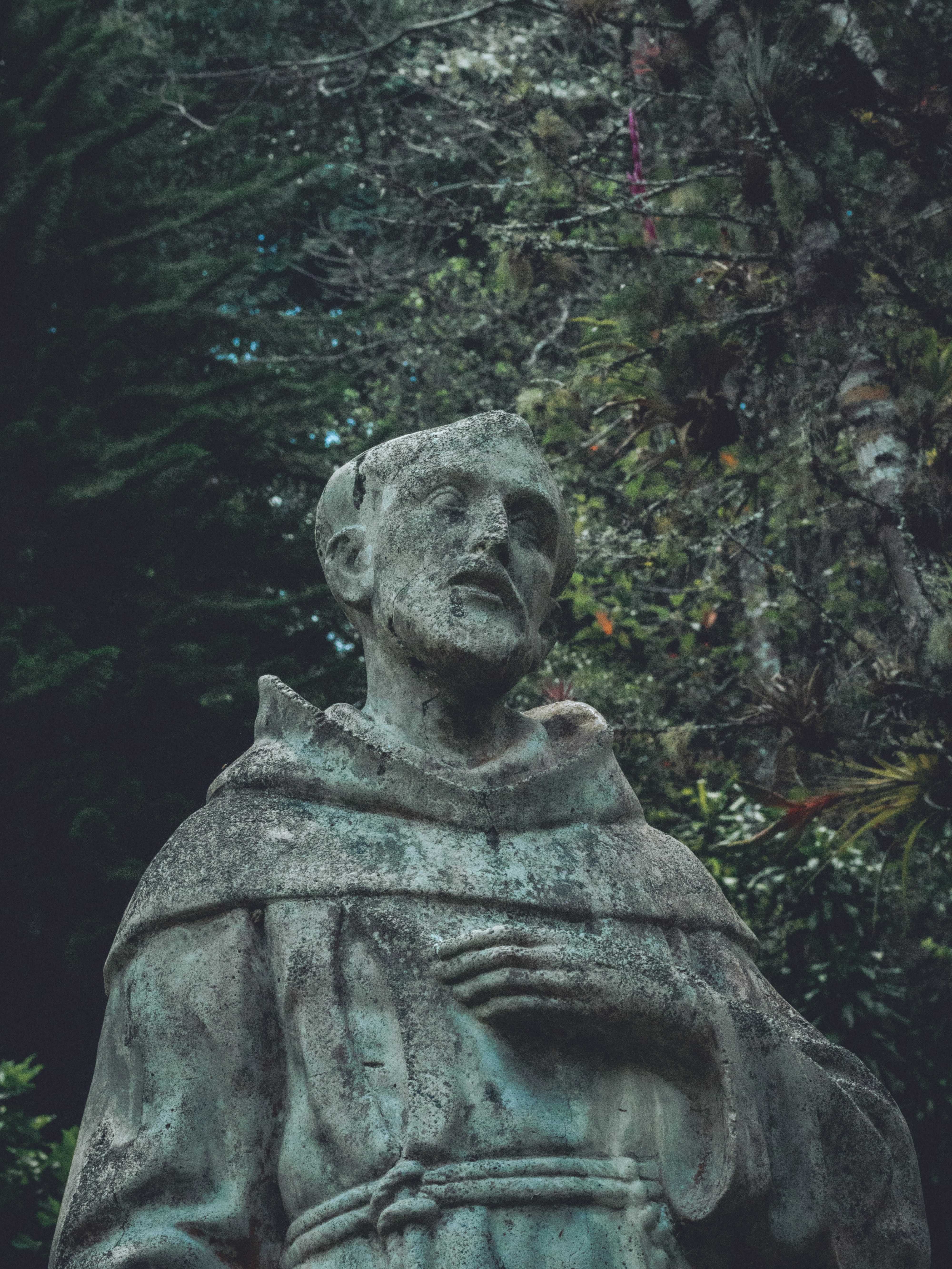 une statue d’une personne