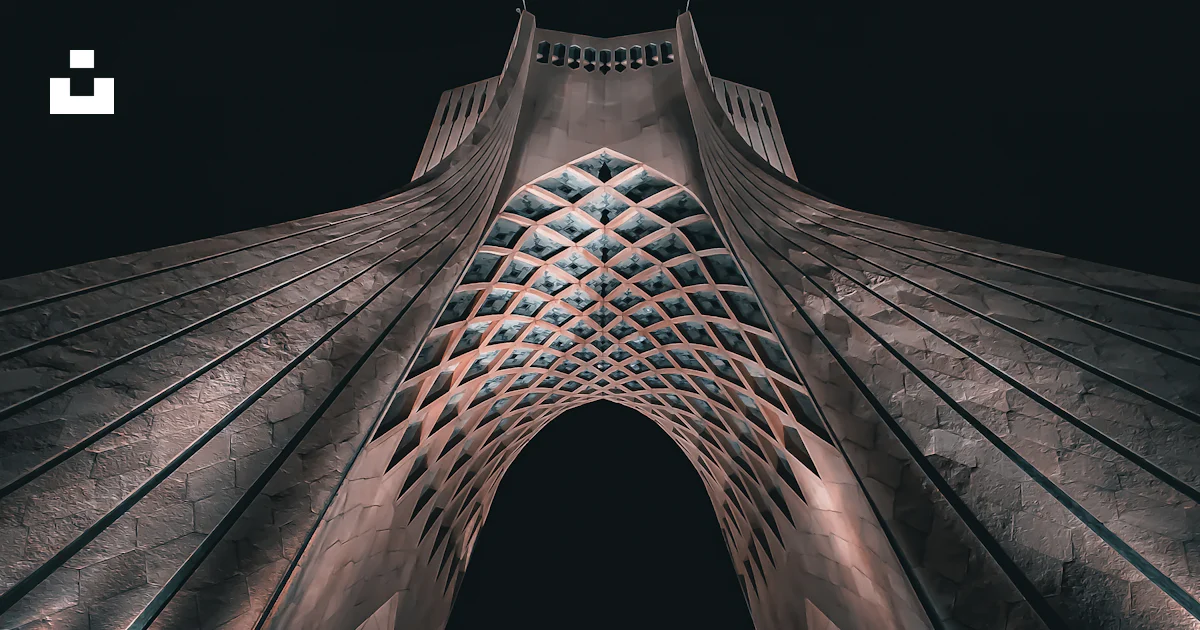 Ein hohes Gebäude mit einer geschwungenen Spitze mit Azadi Tower im ...