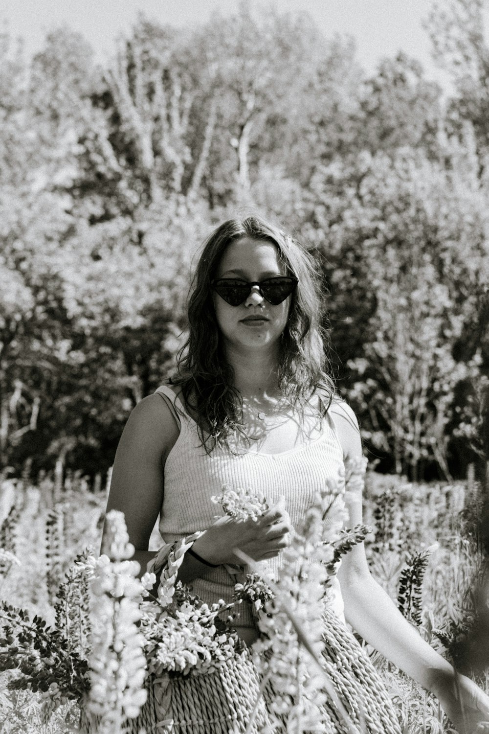 Una mujer con gafas de sol