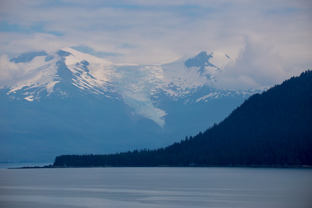 a snowy mountain range