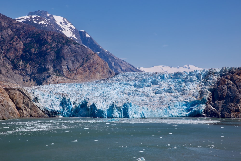 un glaciar en un cuerpo de agua con Tracy Arm al fondo