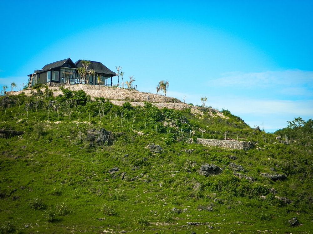 Ein Haus auf einem Hügel