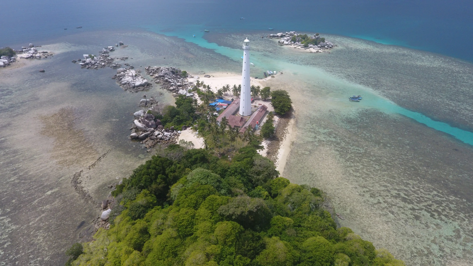 Mercusuar Pulau Lengkuas berdiri kokoh di tengah perairan biru Belitung