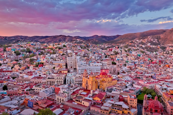 Pink sky, colorful houses and church, mountain, Guanajuato, México, Photo by Roberto Puga / Unsplash