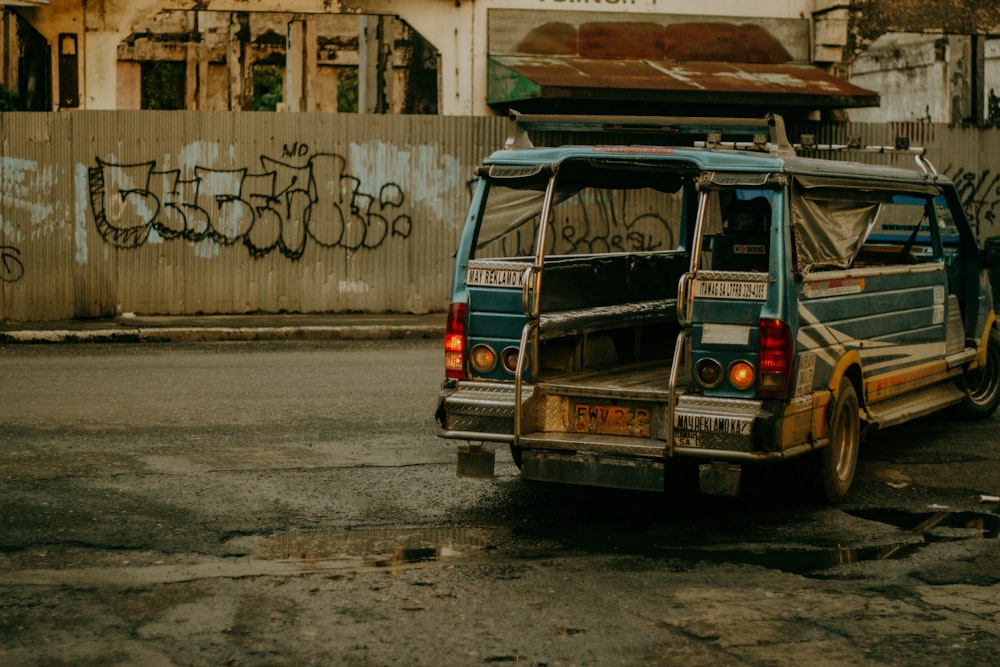 ein Van mit Graffiti drauf
