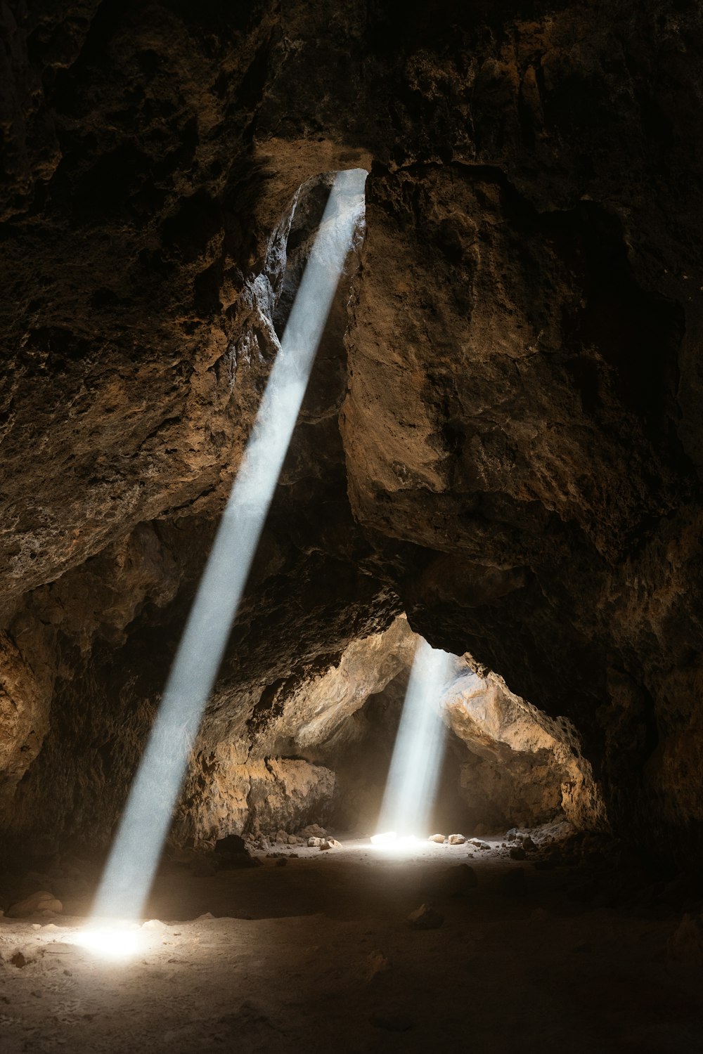 Una cascata in una grotta